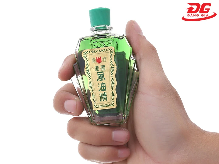 nhựa đường trên giày bằng dầu gió