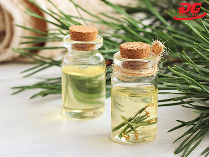 Tẩy giày dính nhựa đường bằng dầu thông