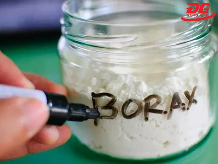 Làm sạch nhựa đường trên giày bằng amoniac hoặc hàn the