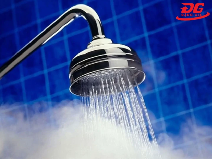 Sử dụng nước nóng tẩy vết nhựa đường dính giày