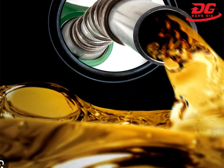 nhựa đường dính trên giày bằng xăng