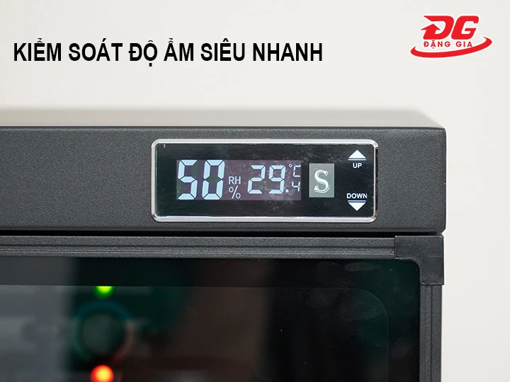 bảng điều khiển của tủ chống ẩm máy ảnh