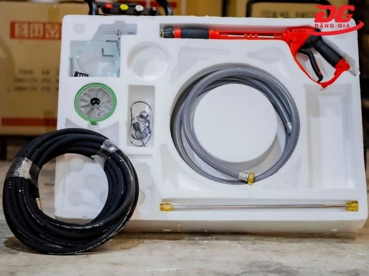Máy rửa xe Kumisai 2000PSI đi kèm full phụ kiện
