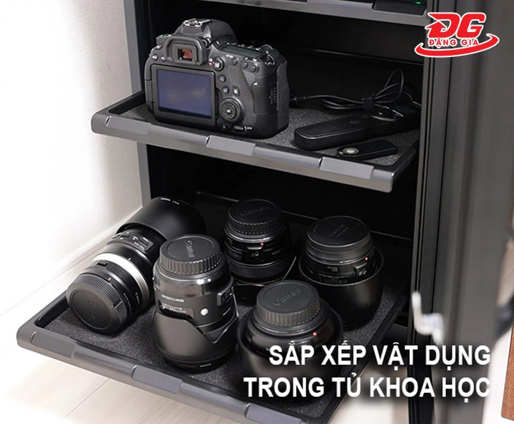 sắp xếp vật dụng gọn gàng vào tủ hút ẩm 30l