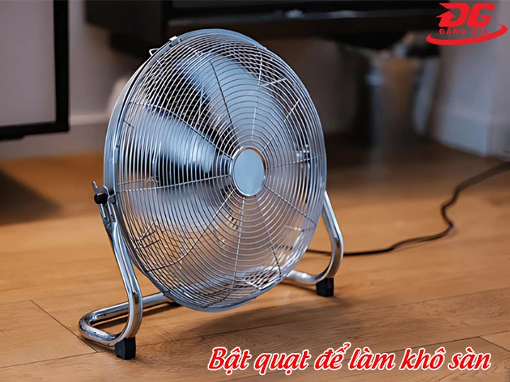 bật quạt để làm khô sàn sau khi lau tránh bị rít