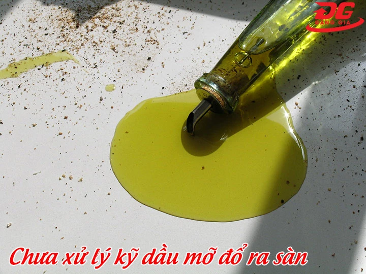 chưa xử lý kỹ dầu mỡ đổ ra sàn