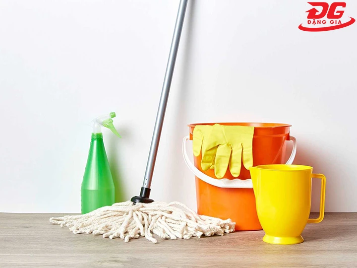 chuẩn bị đầy đủ dụng cụ để lau nhà không rít