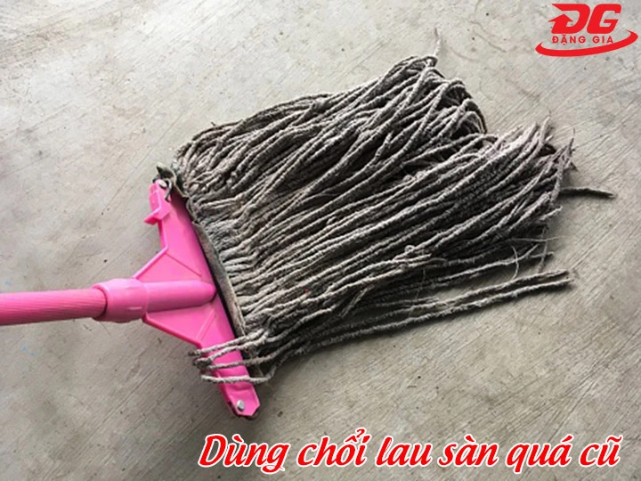 dùng chổi lau sàn quá cũ