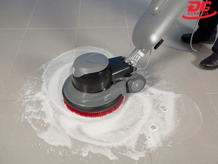 làm sạch sàn bằng máy chà sàn