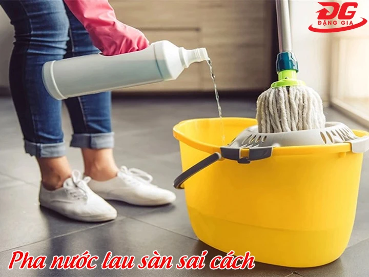 pha nước lau sàn sai cách khiến sàn bị rít