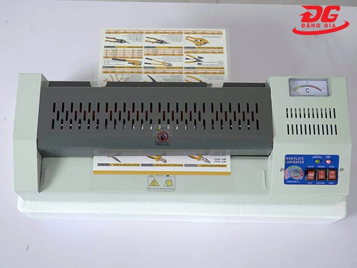 dùng máy ép plastic nóng nhanh