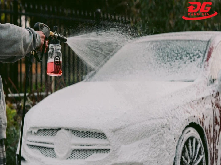 Dịch vụ rửa xe bọt tuyết chuyên nghiệp tại rửa xe Thu Vân