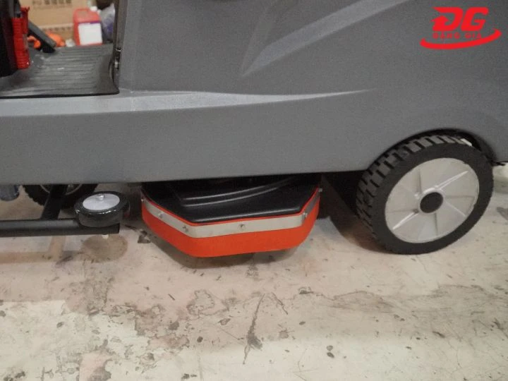 Máy chà sàn Kumisai KMS 90B có bàn chải lớn, sạch nhanh