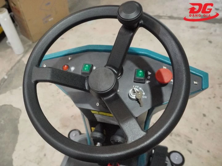 Máy chà sàn Kumisai KMS 90B có tay lái chắc chắn