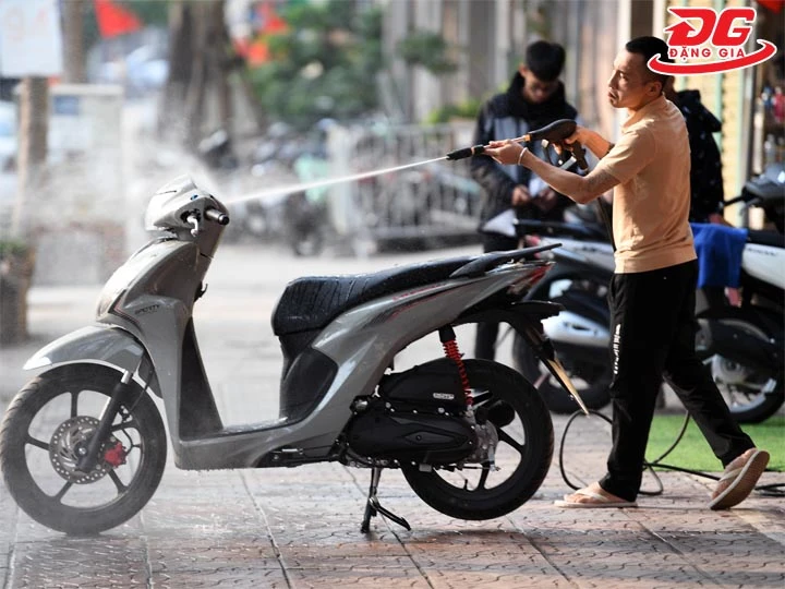 Tiệm rửa xe chung cư Lò Gốm với mức giá hợp lý