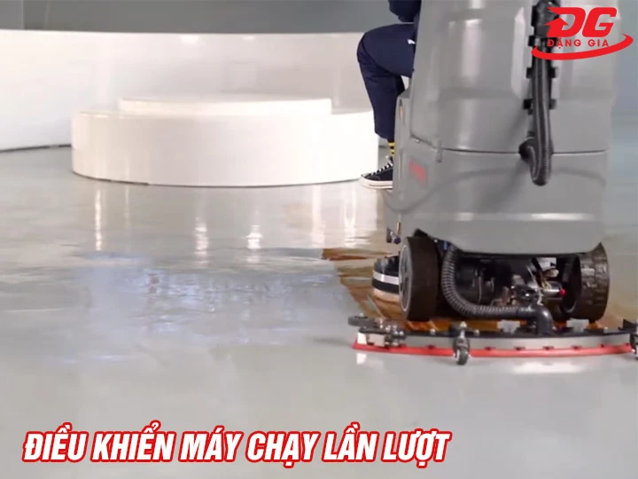 Chạy máy chà sàn ngồi lái Kumisai KMS 80 lần lượt