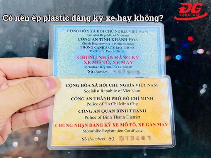 có nên ép plastic đăng ký xe hay không