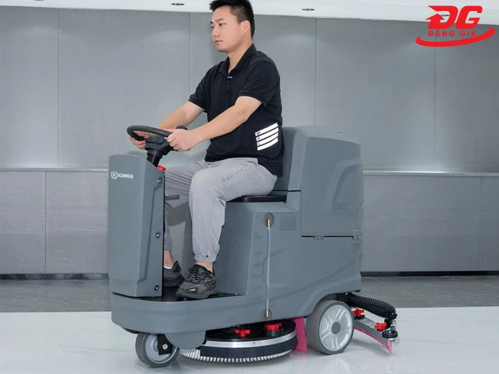 Khoang lái máy chà sàn ngồi lái Kumisai KMS 80