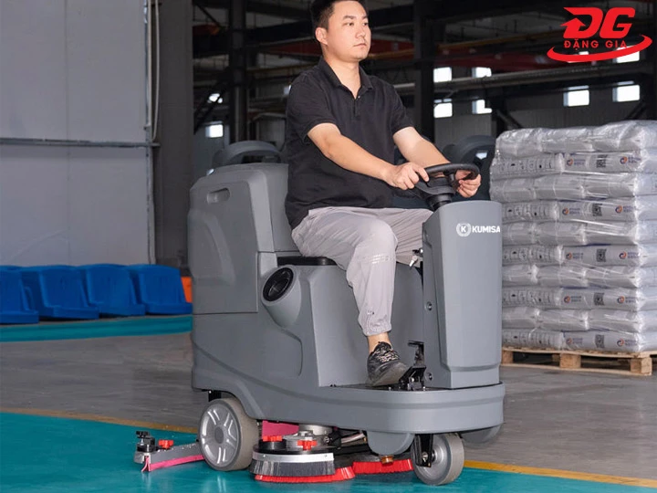 Máy chà sàn ngồi lái Kumisai KMS 80 cơ động
