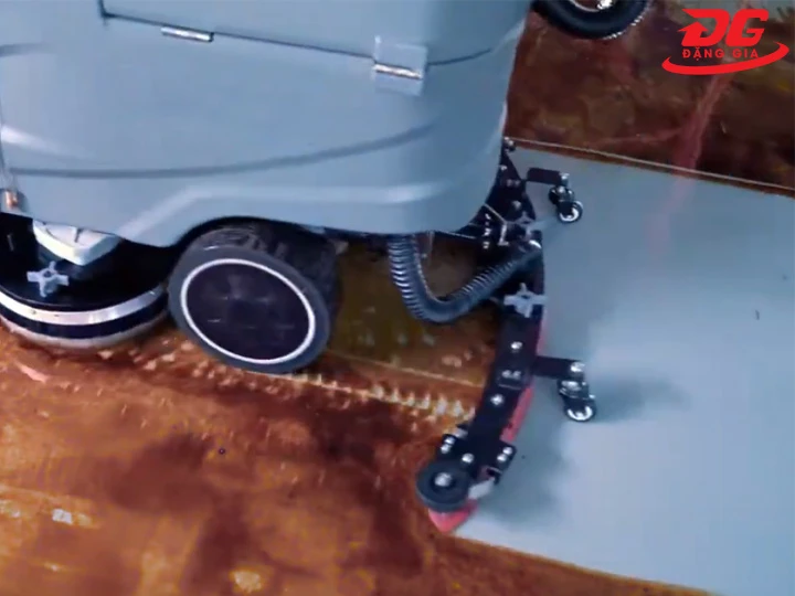 Máy chà sàn ngồi lái Kumisai KMS 80 làm sạch nhanh