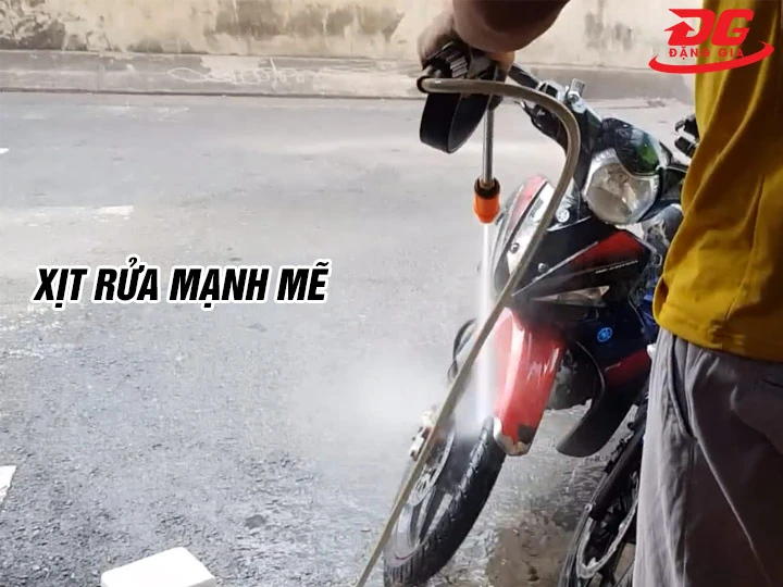 Máy rửa xe Boss xịt rửa mạnh mẽ