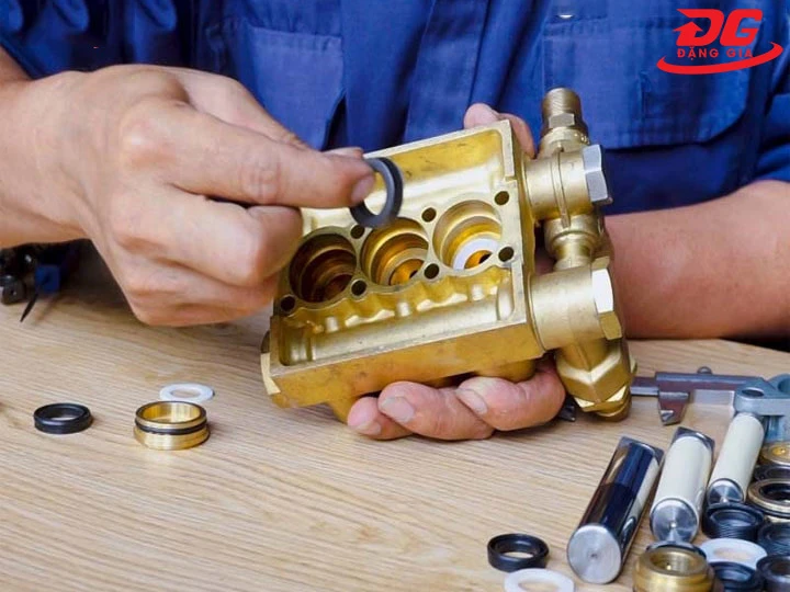 có nên tự thay phớt máy rửa xe tại nhà