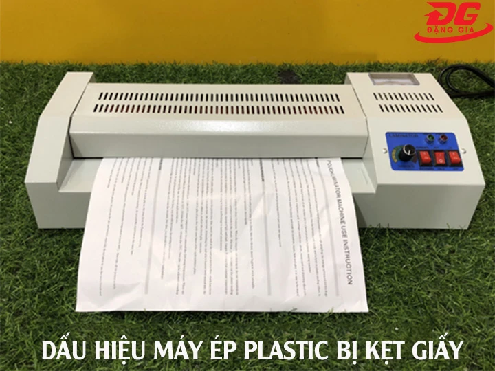 dấu hiệu nhận biết máy ép plastic bị kẹt giấy