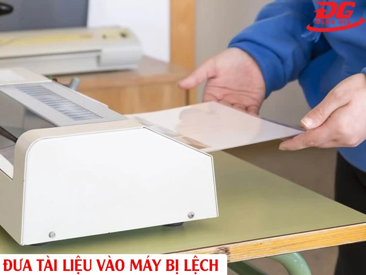 đưa tài liệu vào máy bị lệch