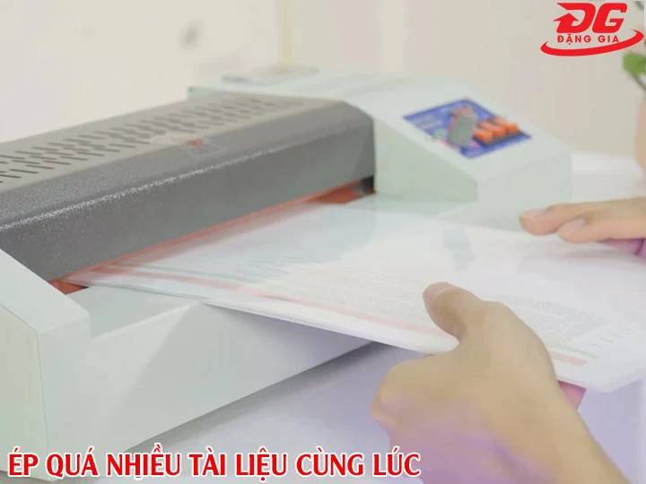 ép quá nhiều tài liệu cùng lúc