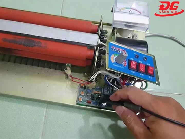 Kiểm tra lại đòn bẩy và khay túi ép