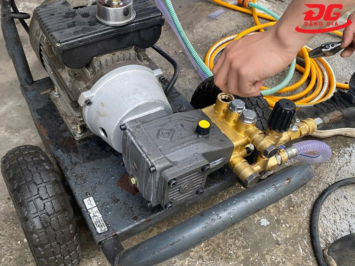 lắp lại đầu bơm máy rửa xe