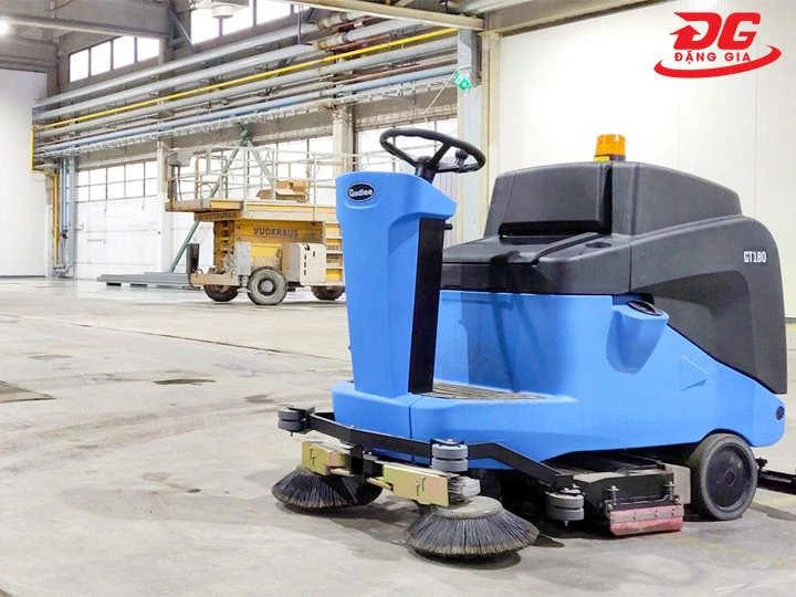 máy chà sàn ngồi lái Siêu fit cho không gian rộng