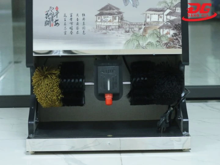 Máy đánh giày KUMISAI TH3 trang bị 4 chổi bông