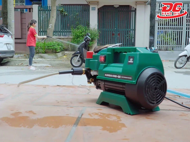 sử dụng máy xịt rửa cao áp