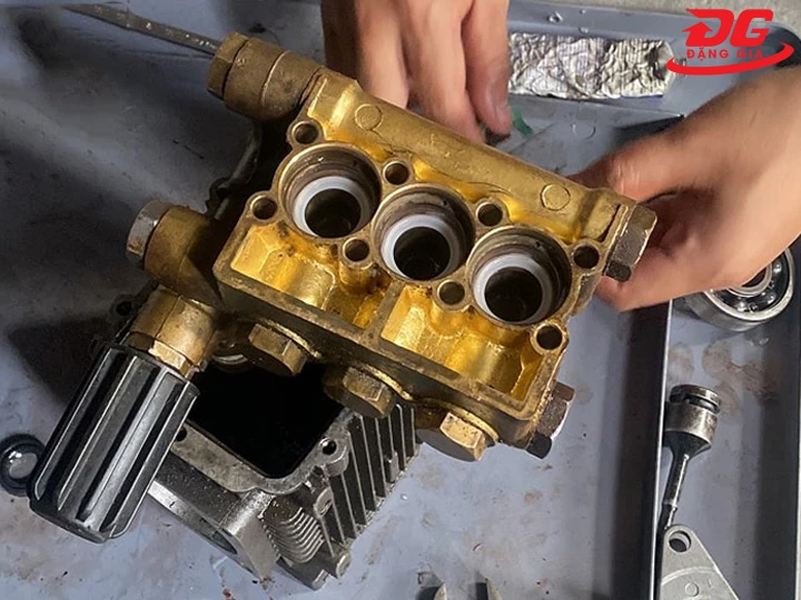 thực hiện tháo đầu bơm máy rửa xe