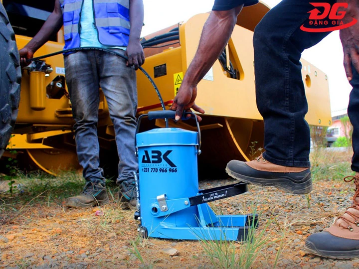 ứng dụng của máy bơm mỡ bằng chân