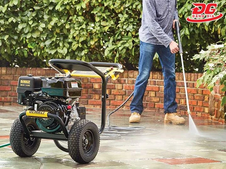 sử dụng máy xịt rửa cao áp