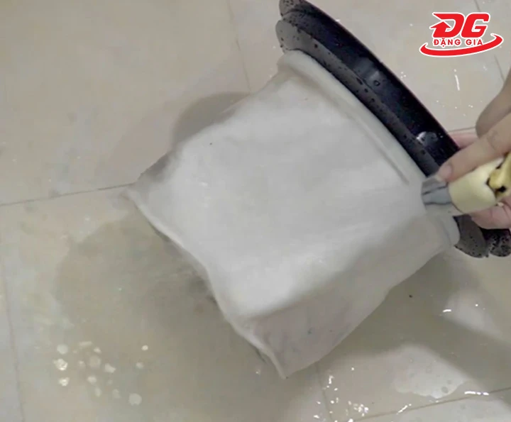 vệ sinh bộ lọc máy hút bụi 2 motor