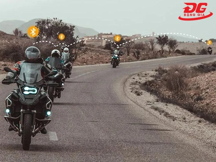 bộ đàm gắn mũ bảo hiểm giúp liên lạc nhóm