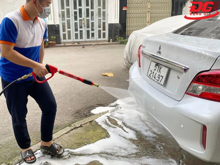 bóp cò súng thực hiện rửa xe