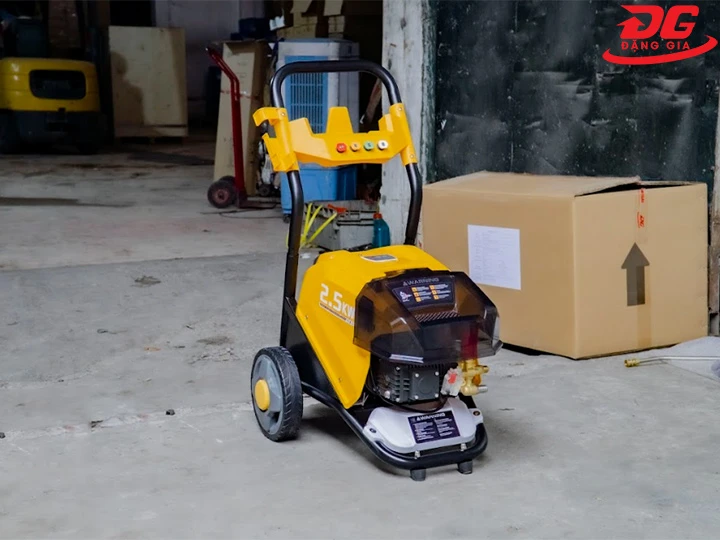 đặt máy bơm rửa xe Kumisai KMS3300 trên nền phẳng