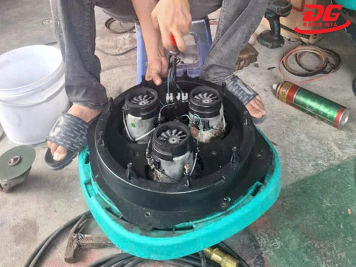 Motor kẹt trục quay