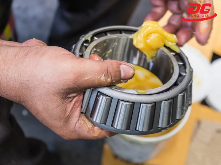 nhiệt độ nước tháp giải nhiệt tăng cao phải bôi trơn vòng bi để quạt chạy êm và bền