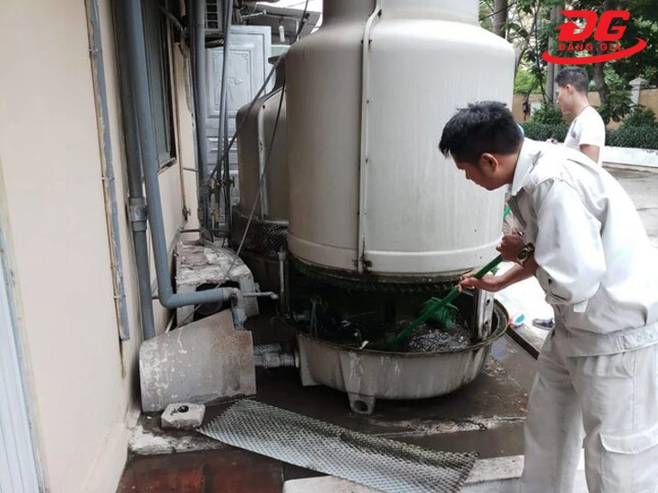 nhiệt độ nước tháp giải nhiệt tăng cao phải vệ sinh đều tay để tháp thở dễ dàng