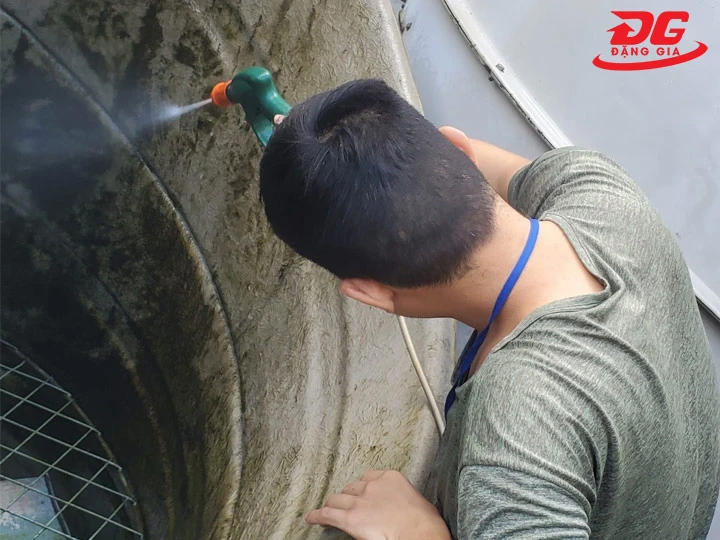 nhiệt độ nước tháp giải nhiệt tăng cao vì bỏ quên lịch vệ sinh