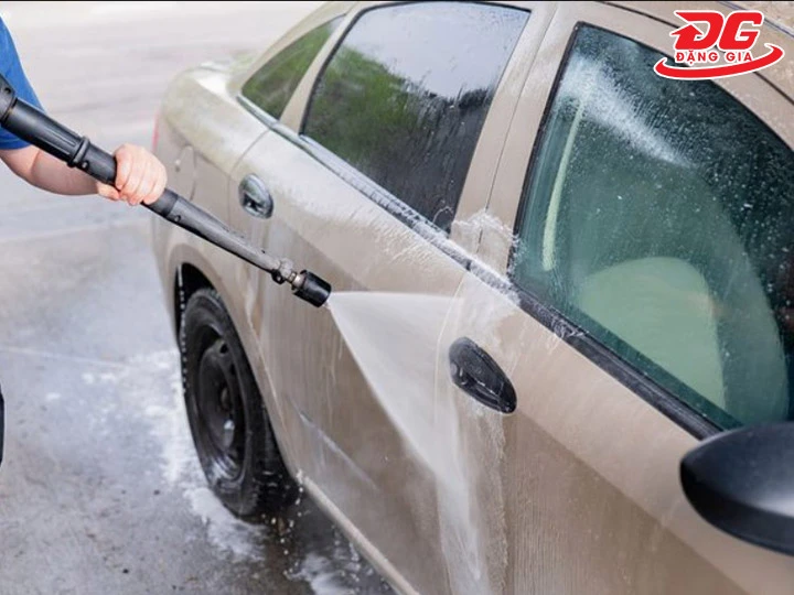 Tiệm Rửa Xe Hoàng