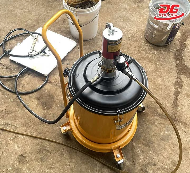 sử dùng máy bơm mỡ khí nén Palada PD-10