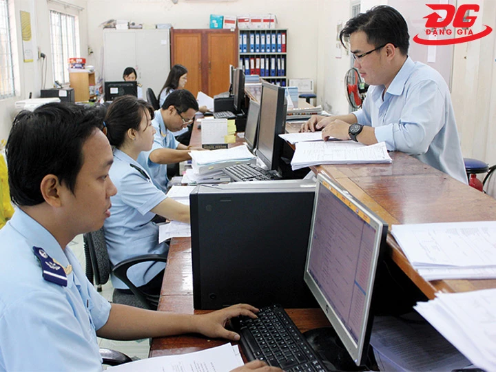 thực hiện các thủ tục thông quan