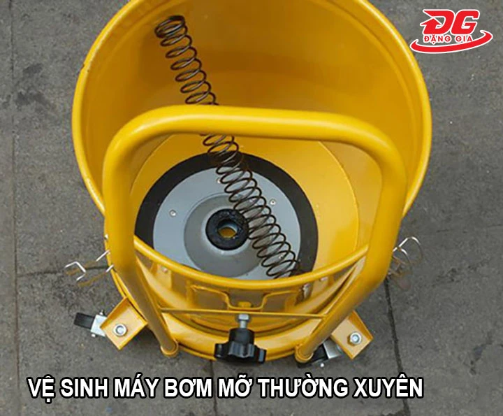 vệ sinh máy bơm mỡ