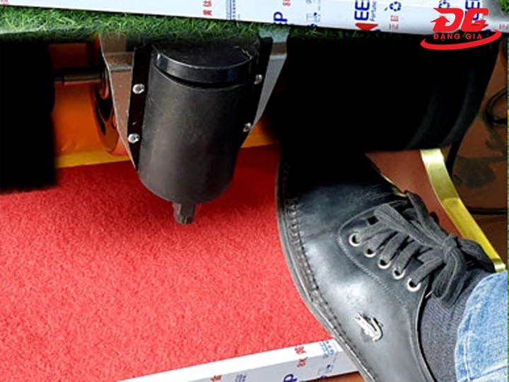 Máy đánh giày Shiny SHN - DX3 vận hành tốt